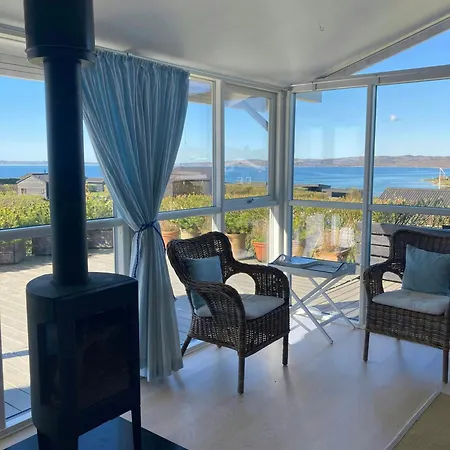 Wooden House With Panoramic View Of Bay Сasa de vacaciones